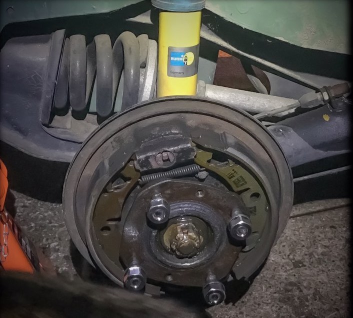 リアタイヤを外したミニ