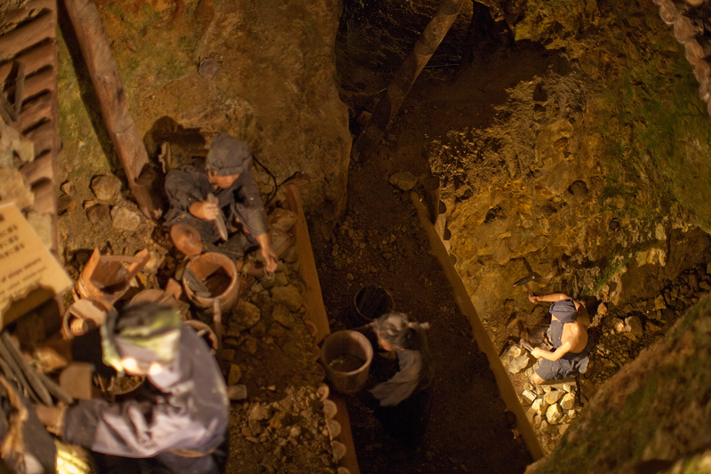 作業する佐渡金山の蝋人形