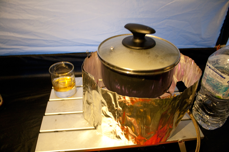 MSRドラゴンフライで米を炊いている