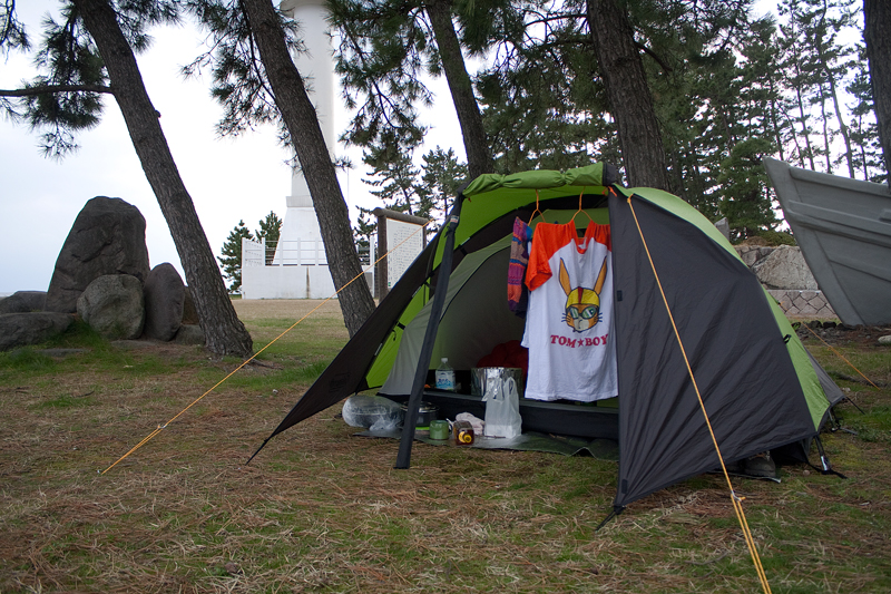 佐渡島・野営場・テントの前に干されたTシャツと靴下