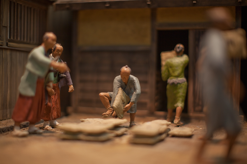 佐渡金山のミニチュア模型：命令する官僚と作業者